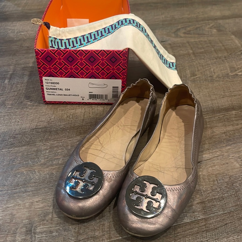 Tory Burch travel logo ballet flats